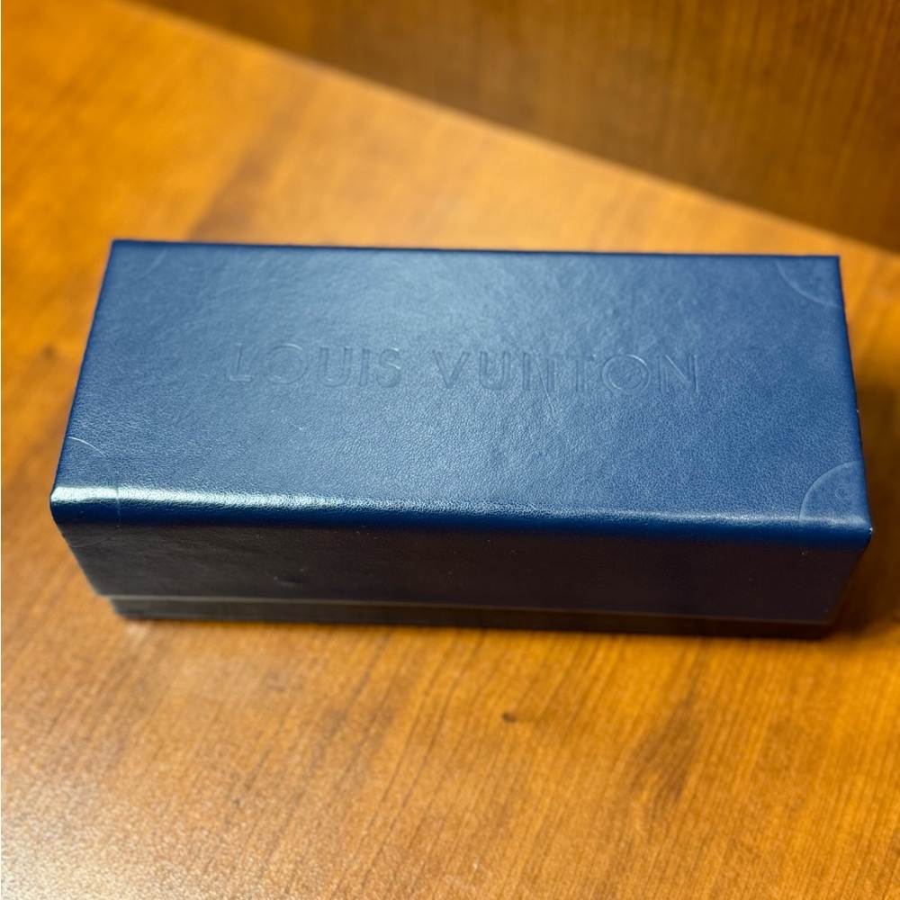 LV Ash Sunglasses - Picture 7 of 7